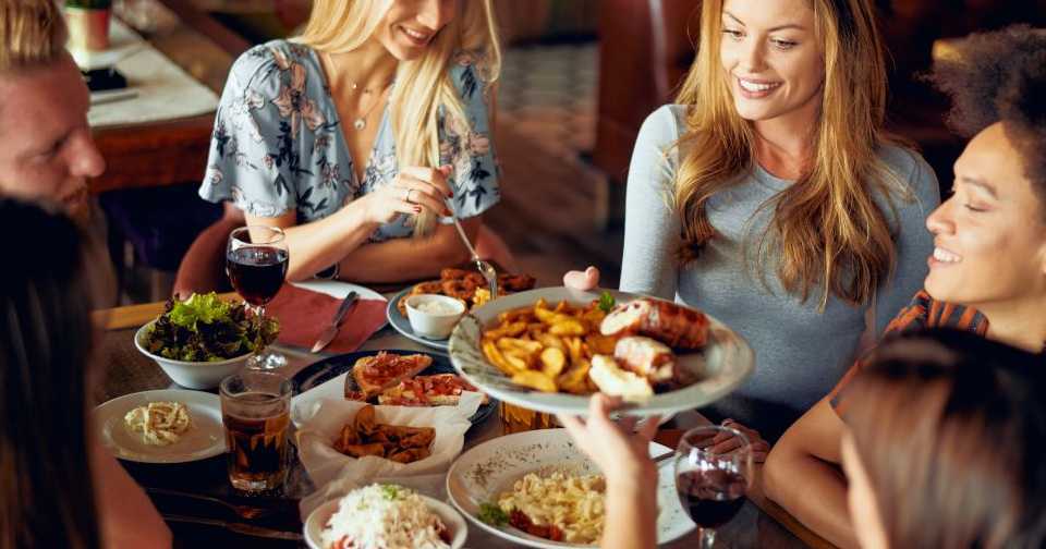 Comer fora em restaurantes: benefícios, dicas e experiências que valem a pena